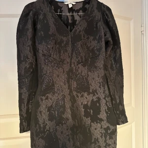 Svart klänning med puffärm och glitter  - Jättefin klänning med puffärm från Hm