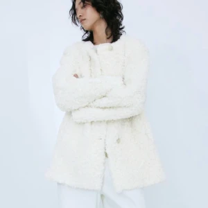 Jacka  - Supersnygg & mysig fluff/päls jacka ifrån H&m, tyvärr aldrig använd då jag har för många jackor så lapparna sitter kvar🌸Storlek S och är helt slutsåld på hemsidan, nypriset är 699kr men säljer för 300kr. Skriv för egna bilder<33