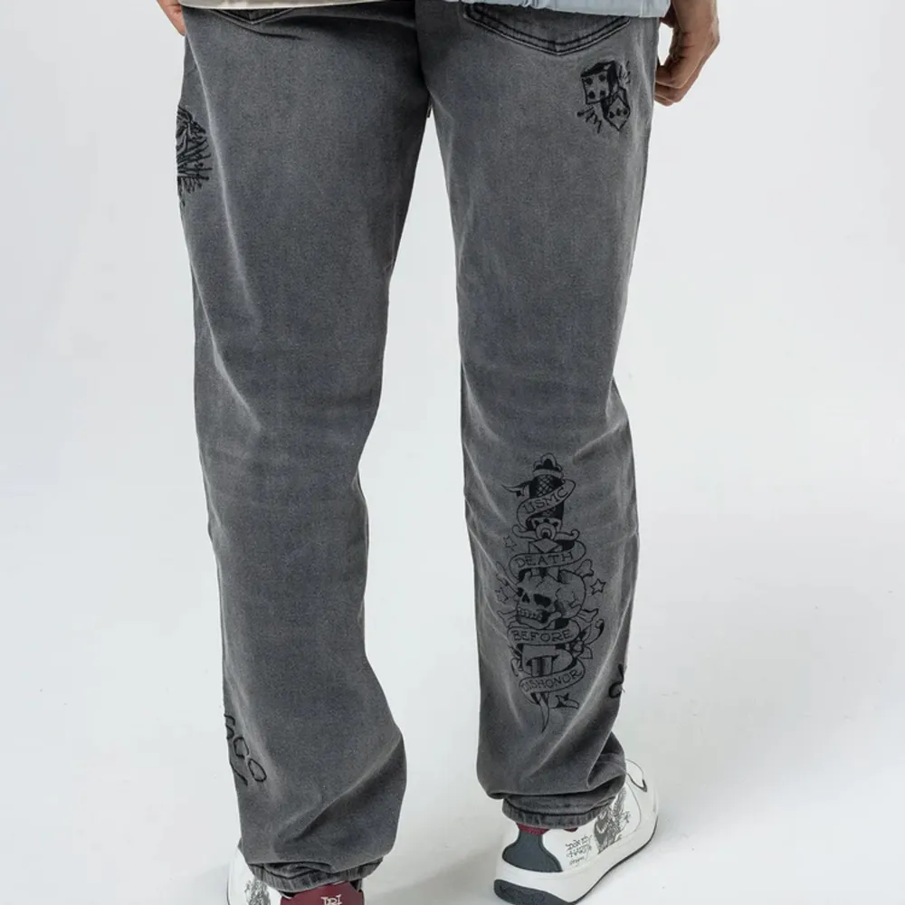 Ed Hardy jeans tiger doodle inköpta från Zalando för 1300kr och använda under 1 års tid. Fint skick och passar de flesta stilarna. Står storlek XL men jag upplever att de passar W34/L32 dessutom. Längd: 107,5cm. Jeans & Byxor.