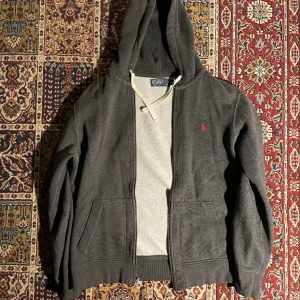 Ralph lauren tröja - Mörkgrå ralphlauren zipup med luva  Storlek L, passar oversized på S och tight på L 