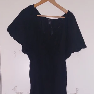  Svart vår/sommarklänning  - Bara använts en gång och är i bra skick. Skriv för fler bilder. Ord pris 600kr