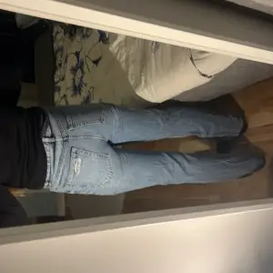 Snygga jeans i storlek 36 från HM. Knappt använda. Säljs för att de inte används mer. 