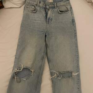 Säljer mina fina jeans från Gina i storlek 32. Önskning av egna bilde, skriv gärna privat. Använt några gånger men inga skador🫶 Nypris 499, mitt pris 99