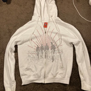 Abundant brands rhinestone zip hoodie  -   Rhinestone Zip hoodie från abundant brands med mycket detaljer . Storlek small , pris kan diskuteras och kontakta gärna innan du köper 