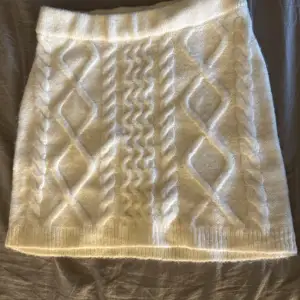 En stickad kjol som är jätte fin att ha i vintern. Aldrig använd, från Gina Tricot nypris 360 kr.