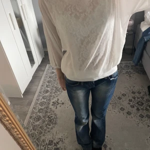 Vit spetsblus  - Fin oanvänd vero Moda blus. Storlek M men skulle säga att de passar S också. 