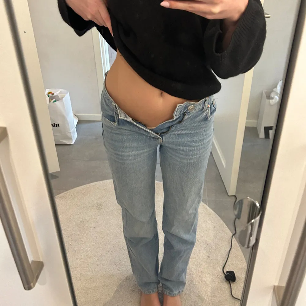 Jättesnygga lågmidjade jeans från Gina tricot i storlek 32. Säljer pågrund av att de är för små för mig i midjan. Midjemått är ca 68 cm och innerbenet ca 76 cm. Skriv för frågor eller mer bilder 💕💕. Jeans & Byxor.