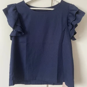 Söt volangblus - Söt volangblus. Aldrig använd. Storlek S men passar även M