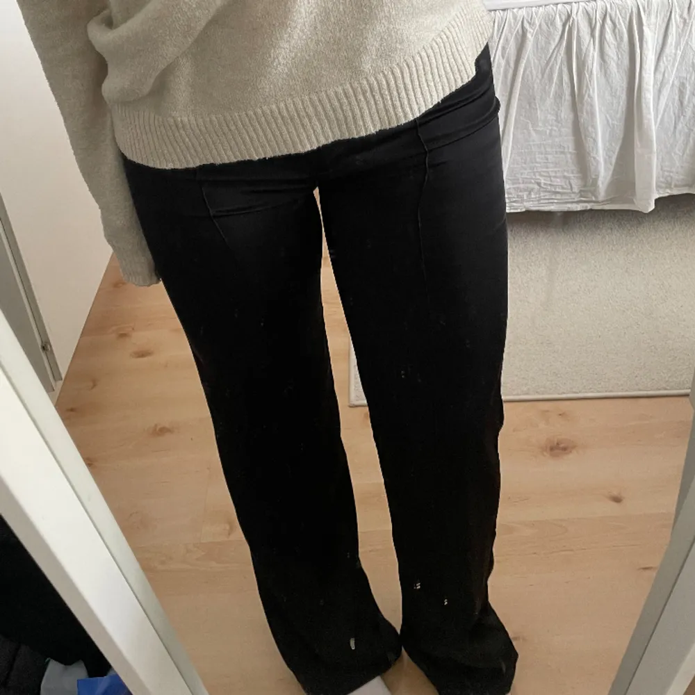 Kostymbyxor i silke från Venderbys. Är i jättebra skick, knappt använda. Jag är 161 cm. Jeans & Byxor.