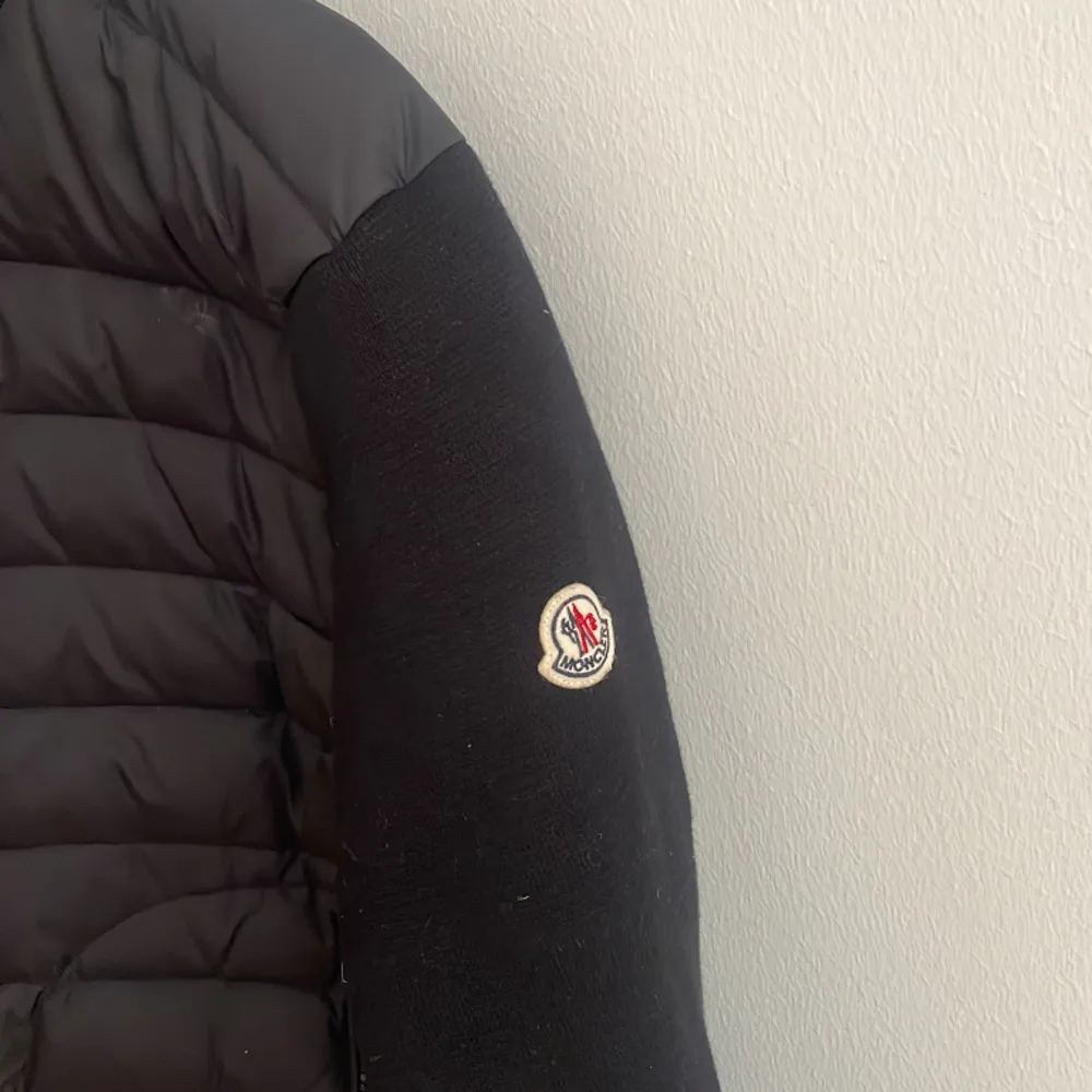 Säljer nu min moncler cardigan då ja växt ur den, köpt i somras runt 10 000kr Säljer nu för 3000 , billigare vid snabba affär. Jackor.