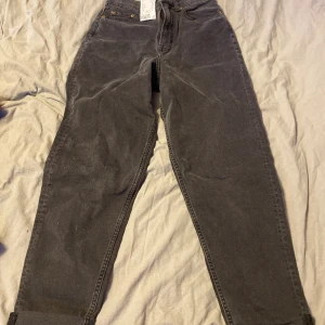 Jeans  - Säljer svarta jeans från Gina Tricot tillomed lappen kvar aldrig använt🩷👚