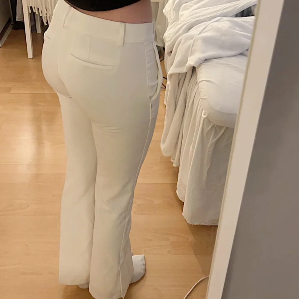 Vita kostymbyxor från bikbok i modellen Vera, fint skick🤍🤍 har en liten liten fläck vid vänster ficka som knappt syns. Jeans & Byxor.