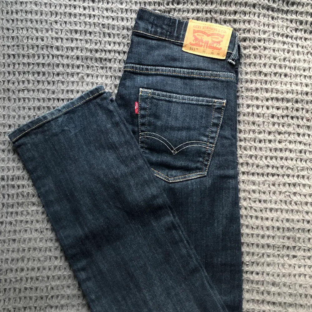 Blåa low waist (alternativt mid waist för S) slim jeans från Levi's i fint skick!! Köpta på sellpy som M men passar bättre på S 💖 Säljer då de ej passar mig. Skriv vid frågor, tryck gärna på 