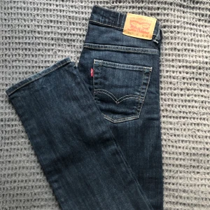 Blå Levi's jeans - Blåa low waist (alternativt mid waist för S) slim jeans från Levi's i fint skick!! Köpta på sellpy som M men passar bättre på S 💖 Säljer då de ej passar mig. Skriv vid frågor, tryck gärna på "Köp nu" 💖