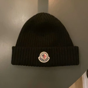 Moncler mössa - Tjena! Hjälper min vän att sälja denna fräscha äkta moncler mössa. Den är i jätte bra skick och passar typ alla eftersom att det är onesize. Möts upp i Fruängen/ Sthlm eller postar, pris kan även diskuteras vid snabb affär! Nfc Scan finns även!