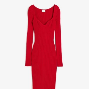 Röd klänning  - Säljer min fina röda klänning som bara är använd 1 gång❤️