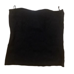 Svart strapless topp  - Den är aldrig använd då jag köpte den och att den var stor för mig. Glömde lämna tillbaka varan så vill bara få den såld. Helt ny
