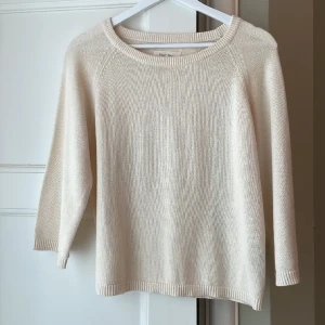 Tröja från part two - Oanvänd tröja från part two. 3/4 ärm. 90% bomull 10% kashmire. Regular fit. Off white 