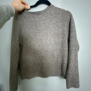 Stickad Tröja - En jätte fin stickad tröja från Vero Moda. Färgen är coffe bean och är lite små brun beige o vit. Jätte bra skick💕💕  Kan sänka pris