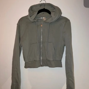 Grön kofta - Grön kort kofta från H&M♥️ Storlek:S♥️ ♥️♥️♥️