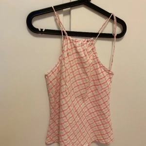 Snygg sommartopp - Säljer denna toppen då den inte kommer till användning längre💗