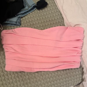 Corset topp Zara - Säljer min favorit topp från zara då den inte längre passar mig. storlek M men ganska liten i storlek.   I vissa ljus kan man se svag missfärgning från metallskenor men inget man ser eller tänker på. 