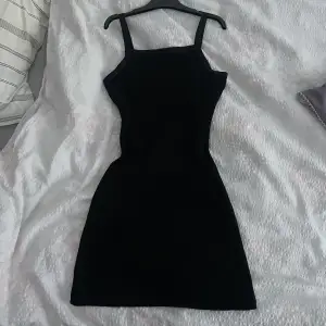En svart basic kort klänning som använts en enstaka gång🥰