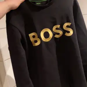 Säljer en boss tröja jag knappt har använt köpte den nyligen 