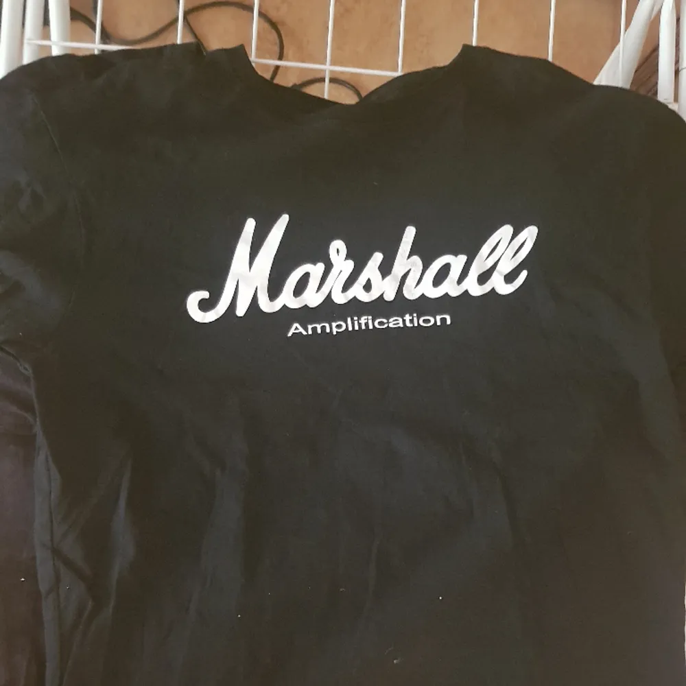 T-Shirt med Marshall Amplification tryck. T-shirts.