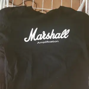T-Shirt med Marshall Amplification tryck