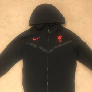 Nike tech fleece  - Säljer min Liverpool tech fleece för har tröttnat på den. Dragkedjan är lite sönder som ni ser på sista bilden men man kan helt enkelt gömma den inutti tröjan så syns den knappt.