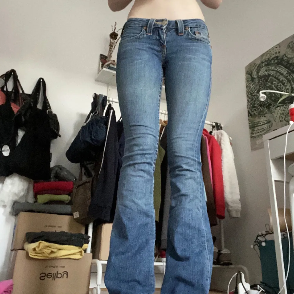 Ett par skiiitsnygga trueys i bootcut modell och låg midja💋💕 Storlek 25, skulle säga att det motsvarar xs/s Dragkedjan är lite trixig men den fungerar fortfarande helt perfekt!🥰Nypris 2100. Pris är diskuterbart!!!. Jeans & Byxor.