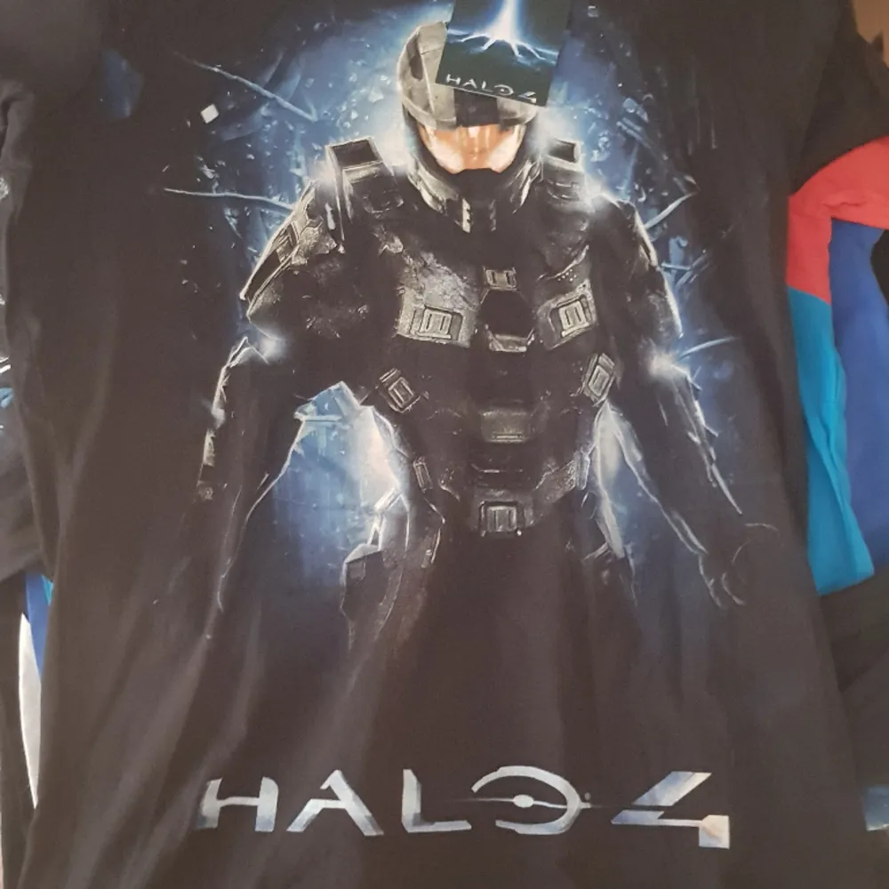 T-Shirt med tryck från Bungie speket Halo 4. T-shirts.
