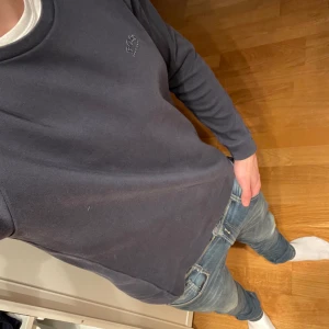 Hugo boss tröja - Skit snygg och skön tröja från hugo boss. Sitter även fint med en skjorta under. Skick 9/10. Storlek M