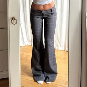 Lågmidjade kostymbyxor - KÖP INNAN FRE! Åker iväg i ett år så sista dag att posta är fre!!! Lågmidjade kostymbyxor, fattas en knapp bak samt en fram (skicka för bild), svinsnygga Midja 80cm, innerben 89cm. Nypris 500