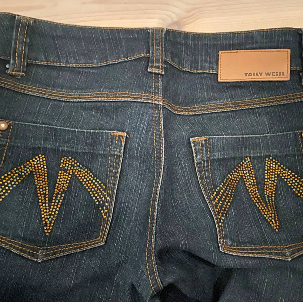 Jätte fina lågmidjade jeans med as coola fickor🤩 Passar någon som är runt 165, 170! Säljer då de har blivit för små för mig💗. Jeans & Byxor.