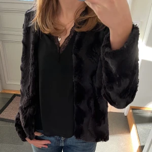 Svart pälsjacka  - Svart jacka i fuskpäls från Only med snyggt mönster på insidan. Perfekt nu till våren!💓🌸 Storlek M, passar även S. Väldigt fint skick. Säljer flera svarta pälsjackor. Använd gärna köp nu!