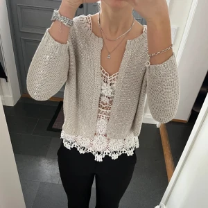 Glittrig grå kofta - Grå/beige glittrig stickad kofta i storlek 36/38 från KappAhl. Fint skick. Använd gärna köp nu!
