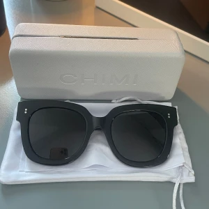 Chimi solglasögon  - Ett par svarta Chimi i modellen 08, superbra skick och jättefina men kommer tyvärr inte till användning. De är knappt använda och box och skydd medföljer! ☺️ 