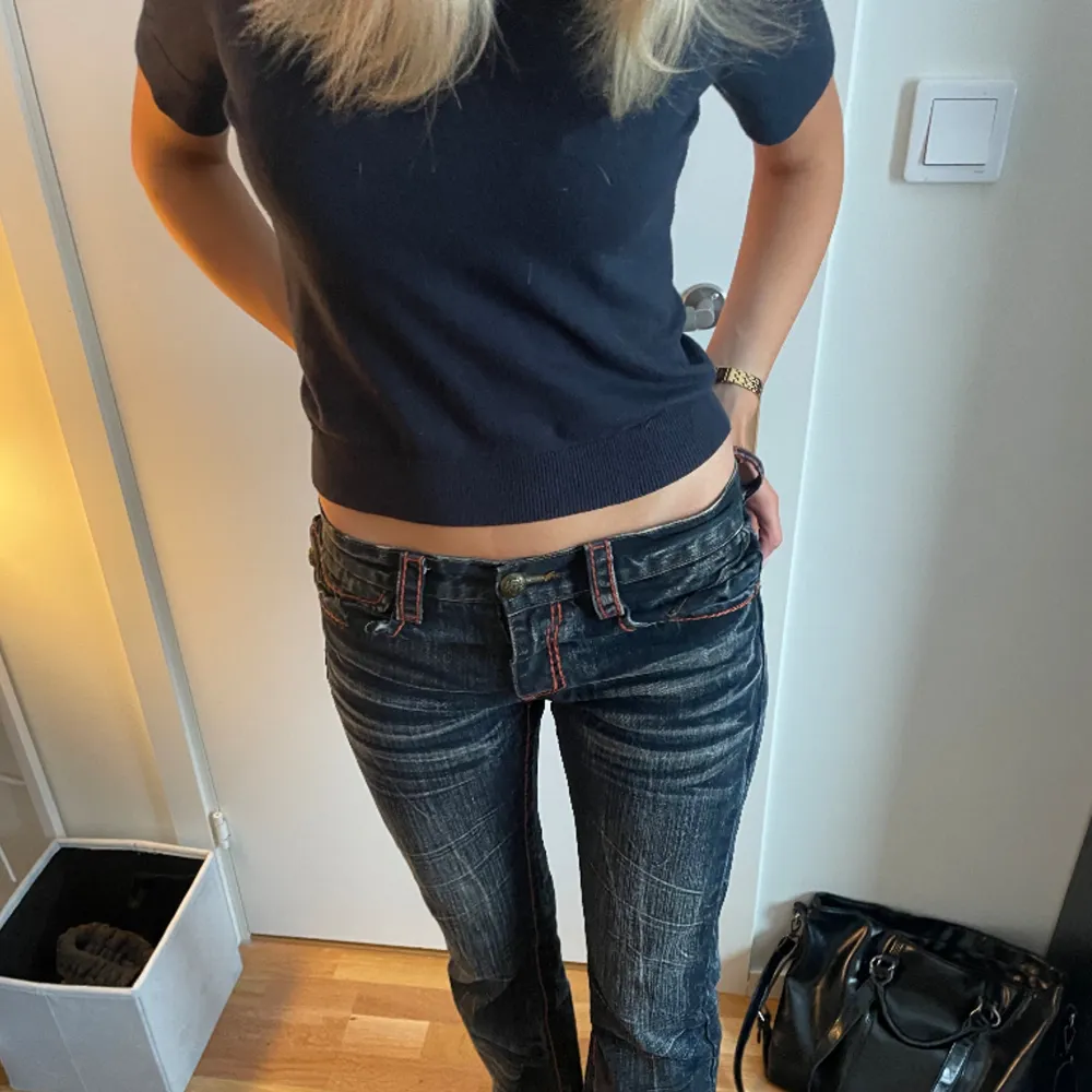 Ett par superfina jeans beställda från en secondhandbutik 💗Jeansen känns som nya och är i ett kvalitativt material. Jeansen är långa och passar mig som är 173!! Säljer pga inte min stil.. Jeans & Byxor.