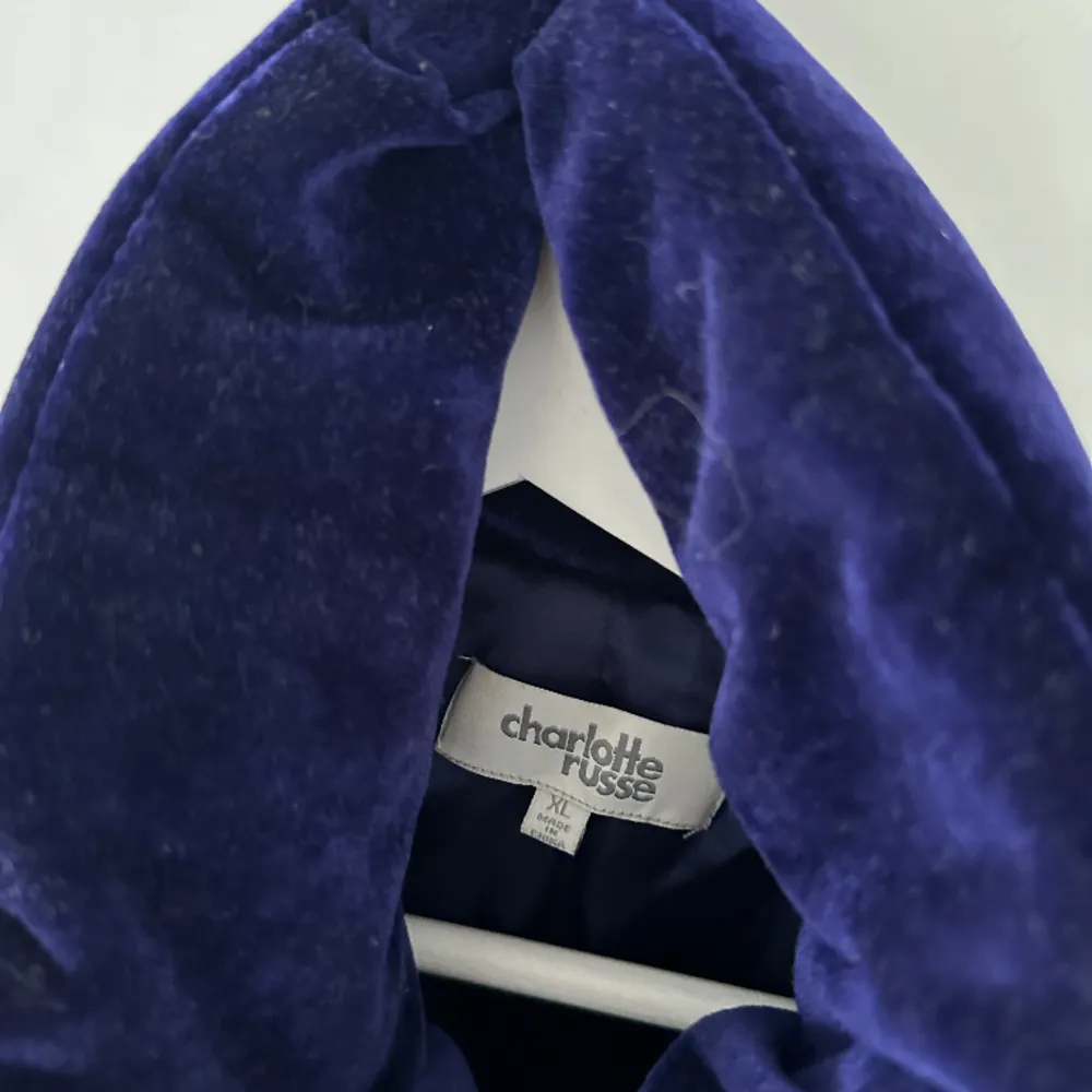 Blå/lila sammets jacka med roseguldiga detaljer. Köpt i USA på Charlotte russe  Storlek XL Jättefint skick! . Jackor.