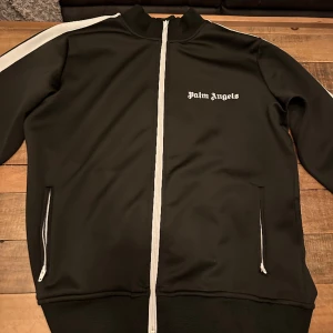 Palm Angels Tröja - Tja! Säljer denna helt nya zip tröjan från Palm Angels då den tyvärr va för Stor för mig. Modellen är 180 cm/Size M. Hör av er vid funderingar då pris kan diskuteras!