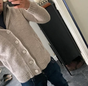 Stickad cardigan - Tjena! Säljer denna sjukt snygga cardigan ifrån märket Woolover. Hör gärna av dig ifall du har funderingar!