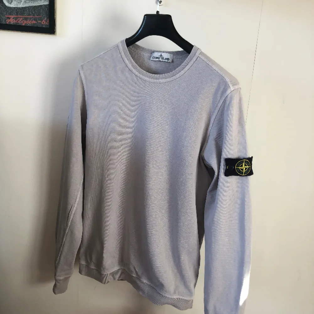 Size: L Färg: Lavender Cond: 8/10, använd men inga flaws Säljer pga för liten. Hoodies.