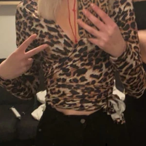 Leopard tröja  - Långärmad leopard topp med knytning runt midjan. Säljer då den aldrig används. Skriv för fler bilder!