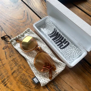 Chimi solglasögon  - Chimi solglasögon i peach-färg!  Använda men i fint skick☀️