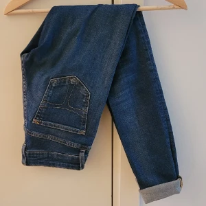 Jeans Tiger of Sweden - Sköna stretchiga jeans från Tiger, fint skick! Tyvärr ett litet hål nere på benet (se bild) annars utan anmärkning.