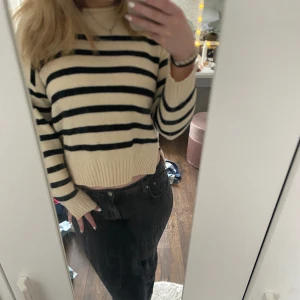 Randig stickad. - Säljer denna superfina randiga tröjan. Köpt här på Plick men fortfarande i fint skick. Finns inget märke eller storlek men passar mig som oftast har S💕skriv vid vidare funderingar eller för fler bilder!