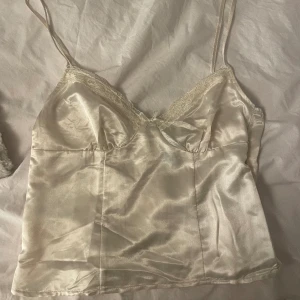 Sidenliknande linne - Sååå fint linne i sidenliknande material från HM som tyvärr är för liten för mig, därför har jag inte på mig det på linnet utan håller det endast framför mig ❣️