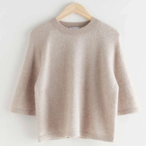 Stickad t-shirt  - Säljer denna superfina stickade t-shirt i beige😍 Storleken är XS och tröja är använd ett fåtal gånger, tröjan är därför som ny!🙌 Hör av dig om du vill ha fler bilder🫶